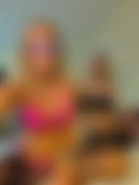 Show modela HotWifeLyn68 na web-kameri