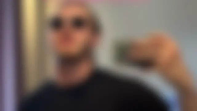 MrbigLouis: διαδικτυακό σόου στην κάμερα