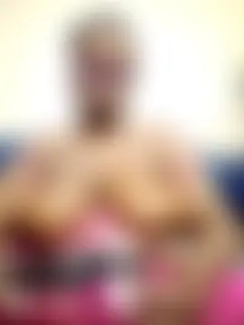 Busty_Bambii254 即時聊天室