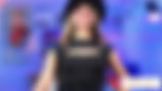 Sophiaa_doll_: διαδικτυακό σόου στην κάμερα