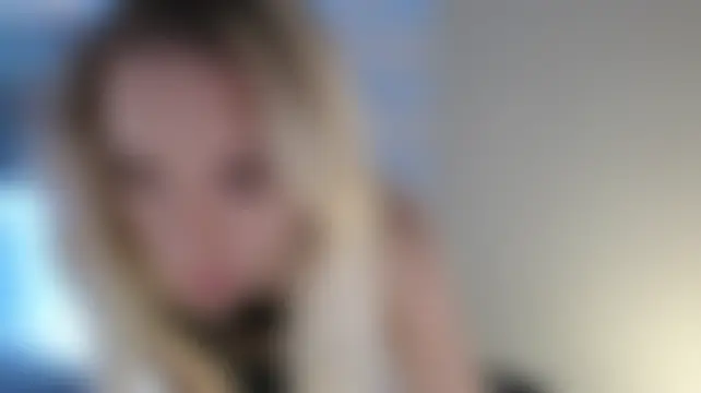 Emily_Hartt élő chatszobája