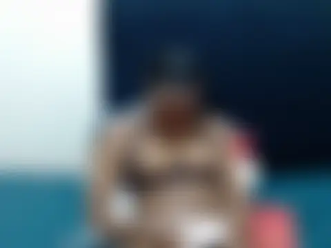 חדר צ'אט בשידור חי של KinkyPetite18