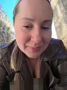 Mona_Plus' Webcam Show