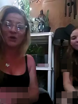 Goldenndoll's Webcam Show