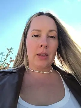 Mona_Plus' Webcam Show