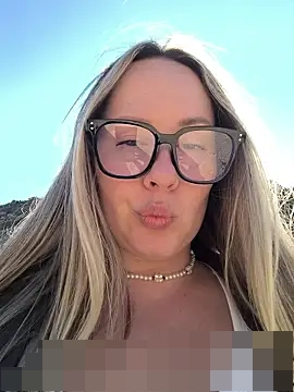 Mona_Plus' Webcam Show