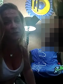 Goldenndoll's Webcam Show