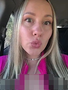 Mona_Plus' Webcam Show