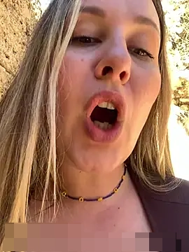 Mona_Plus' Webcam Show