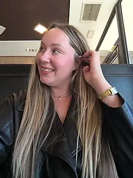 Mona_Plus' Webcam Show