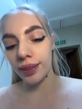 HugeBoobsAlice's Webcam Show