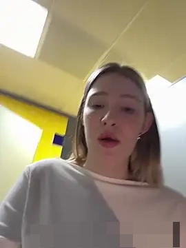 littlebitchesss' Webcam Show