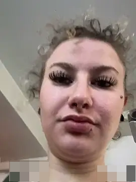 sluttysmiley's Webcam Show