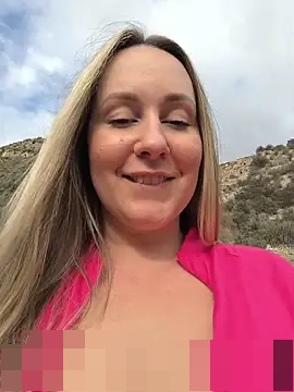 Mona_Plus' Webcam Show