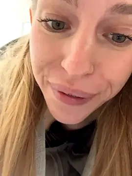 kira_mia's Webcam Show