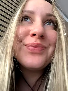 Mona_Plus' Webcam Show