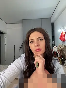 CurlyLara's Webcam Show