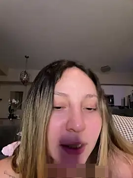 yourlilsecreet's Webcam Show