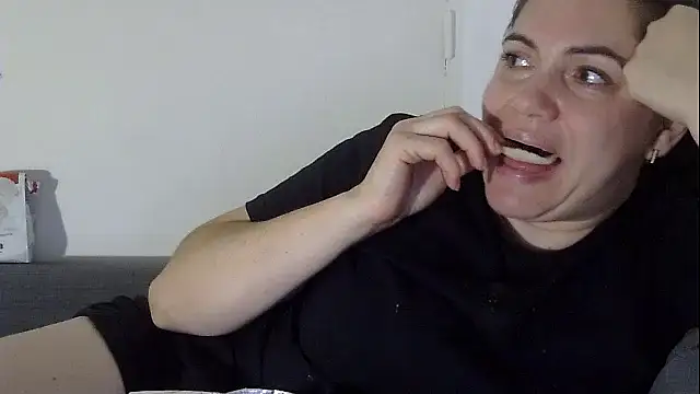 Squirtlady38's Live XXX Chat