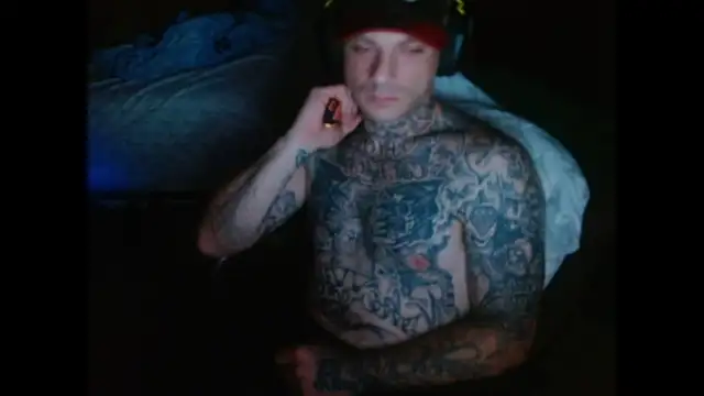 הופעת וובקאם של DADDY_KANE8---