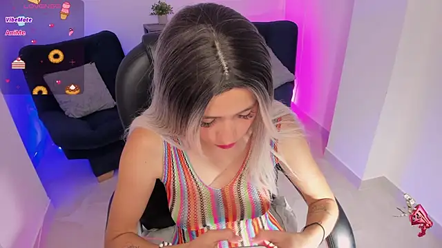 emilly_smith_1's Live XXX Chat