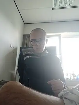 SensitiveMachine9 – webcam-show