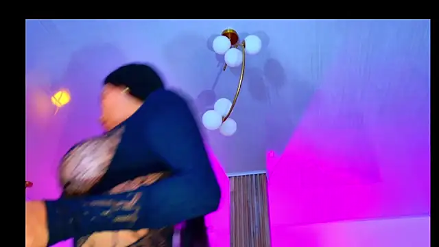 SQUIRT4UMEGAN 网络视讯表演