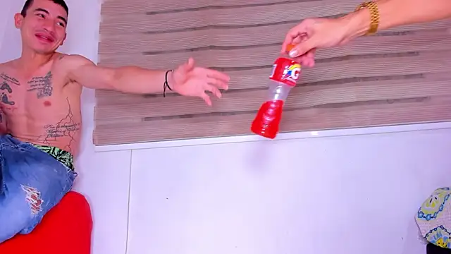 enjoy_hotparty: διαδικτυακό σόου στην κάμερα
