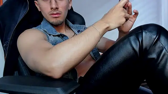 Tommy_Bred Pertunjukan Webcam