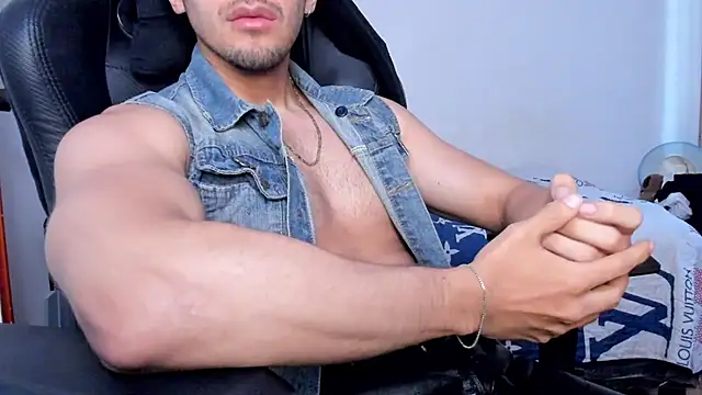 Tommy_Bred Adlı Modelin Web Kamerası Şovu