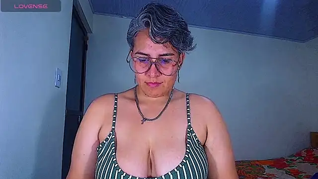 Yessi_rousse: онлайн-секс-чат