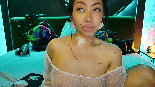 ElyaQuinn webcam show