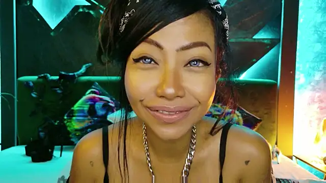 ElyaQuinn Show in webcam