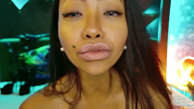 ElyaQuinn Show in webcam