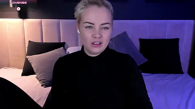 StephanieSweety Show in webcam
