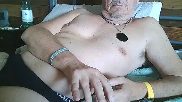 gyodybis: διαδικτυακό σόου στην κάμερα