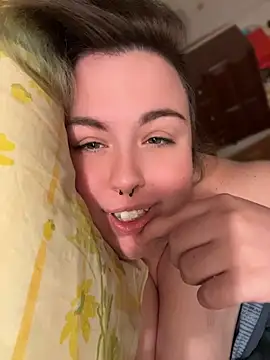 Pokój czatu na żywo – Littlecumslut003