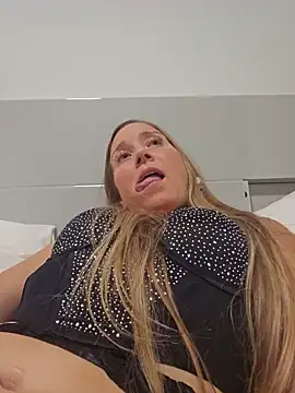 SkyelarsWorld's Live XXX Chat