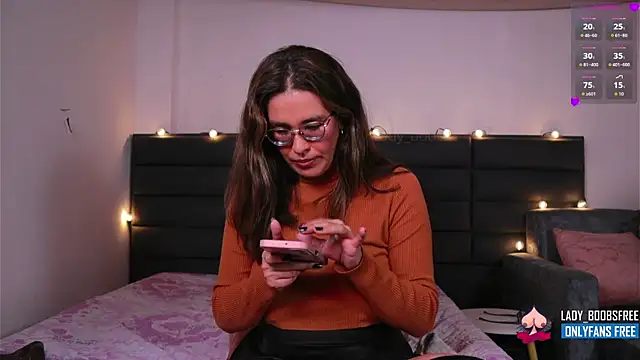 kathieandpovcock1n Webbikameraesitys