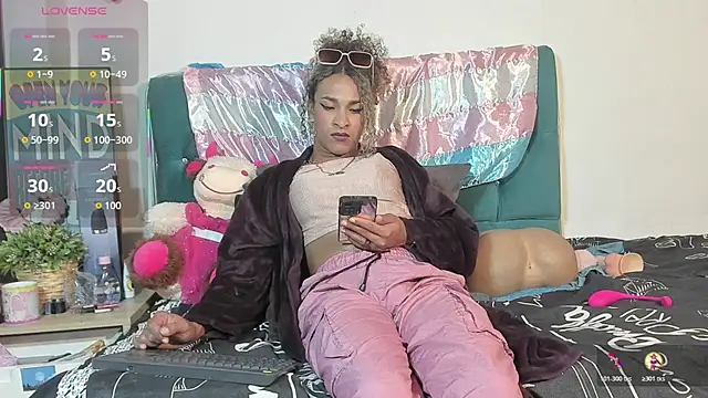 StefanyMiler Show in webcam