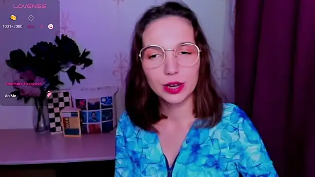 Chat XXX en directo de KindHazelHere_