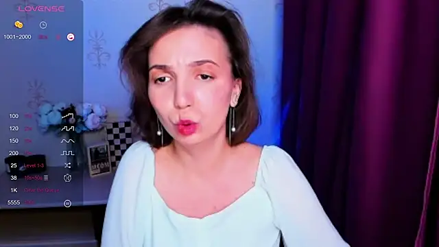 Chatroom XXX en direct de KindHazelHere_