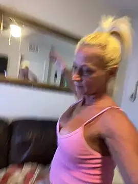 הופעת וובקאם של TiffaneyLove