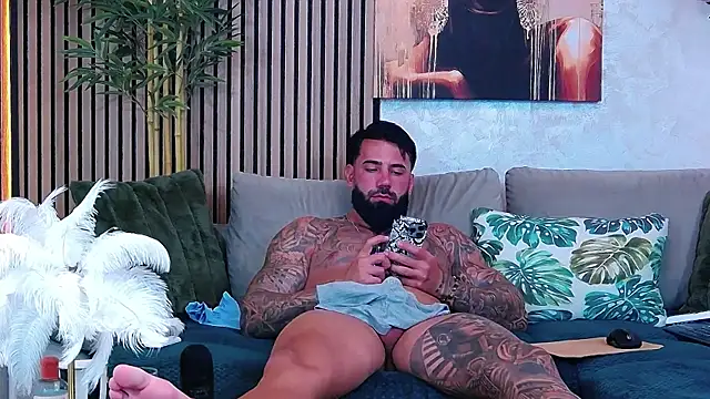 Show modela masterkingofmusclee na web-kameri
