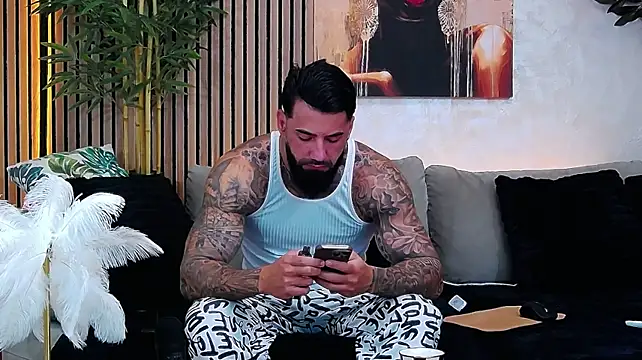 Show de masterkingofmusclee na webcam
