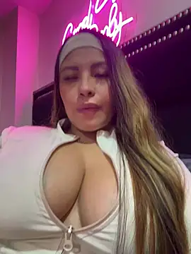 sexyyykloee élő XXX-chatje