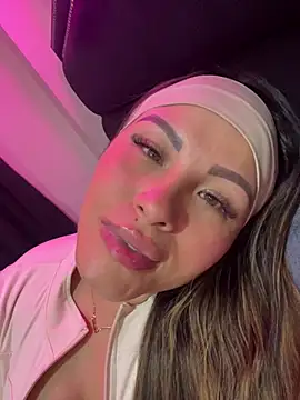sexyyykloee Adlı Modelin Canlı XXX Sohbeti