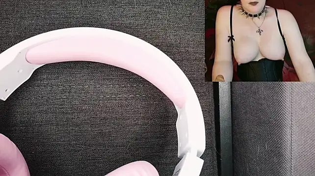 Faye_Wilde Show in webcam