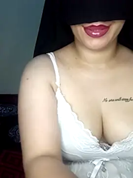 Zouzou_sexy: διαδικτυακό σόου στην κάμερα