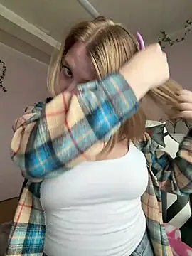 EmmySuiyugh Adlı Modelin Canlı XXX Sohbeti
